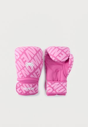 Paire de gants de boxe roses avec le logo "VENUM" et un texte à motif, affichés à plat avec un gant paume vers le haut et l'autre paume vers le bas.