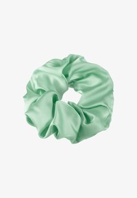 Scrunchie in satin verde menta con una texture morbida e liscia e un design ampio e arricciato, caratterizzato da una forma circolare e senza accenti visibili.