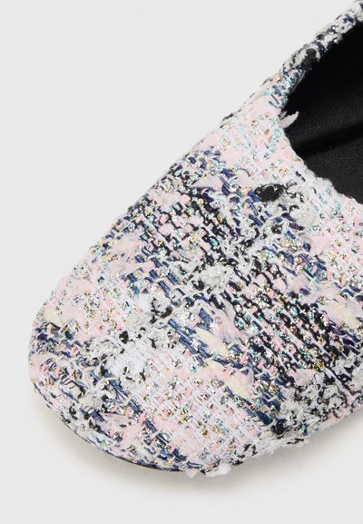 Textúrovaná nazúvacia obuv s mnohými farbami tkaným zvrškom v ružovej, modrej a kovovej niťi; flexibilná čierna vnútorná podšívka.