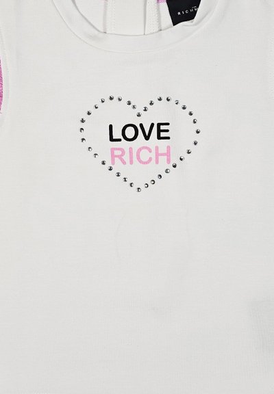 Top bianco senza maniche con un design a forma di cuore contornato di strass. Testo "LOVE" in nero e "RICH" in rosa al centro.