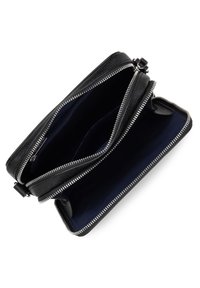 Portafoglio in pelle nera con due scomparti con zip, esterno testurizzato e rivestimento in tessuto blu navy. Presenta hardware della zip in tonalità argento.