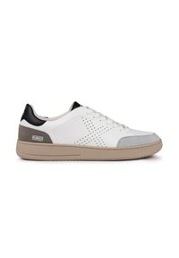 Sneakers in pelle bianca con accenti grigi e neri, design perforato sul lato esterno, punta rotonda, chiusura con lacci e suola in gomma beige.