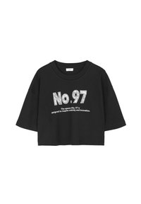 Zwarte cropped t-shirt van katoen, met wijde mouwen. De voorkant toont "No. 97" met een witte graphic en tekst eronder.