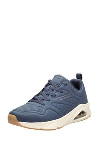 Sneaker mit einem navyblauen Obermaterial aus Synthetik, gepolstertem Zungenbereich und Schnürdesign. Verfügt über Belüftungsöffnungen für Atmungsaktivität und eine beige Gummisohle.