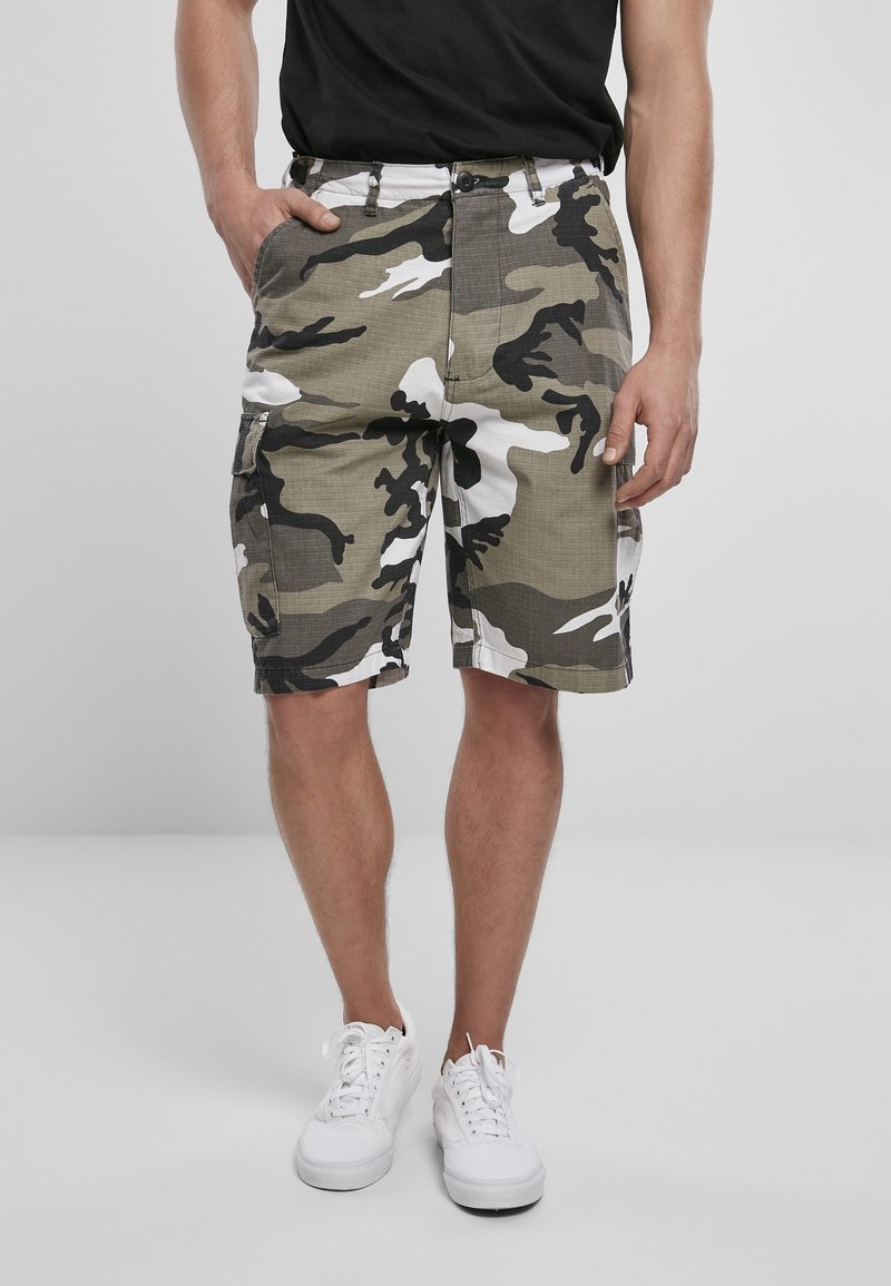 Shorts cargo camouflage en nuances de vert, noir et blanc, avec un tissu texturé, des poches avant et des poches cargo latérales.