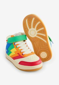 Šarene visoke tenisice izrađene od sintetičkih materijala sadrže kombinaciju crvene, plave, zelene, žute i narančaste boje, s gumenom potplatom i čičak trakom.