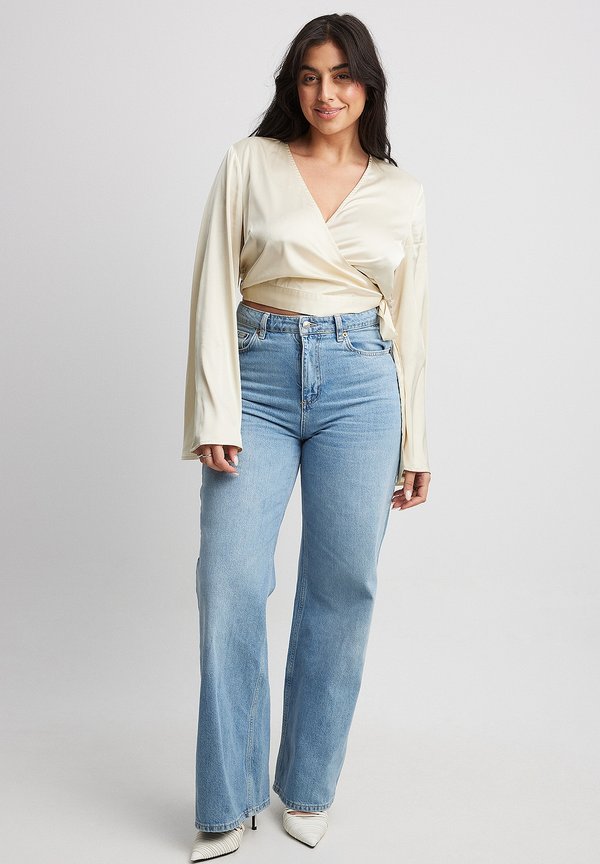 WICKEL AUS MIT TROMPETENÄRMELN
 - Bluse - cream