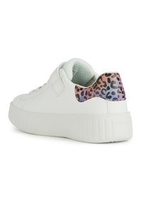 Hvide sneakers med en glat læderoverdel, rund tå og tekstureret sål. Bagside af hælen har et multicolor leopardmønster som accent.