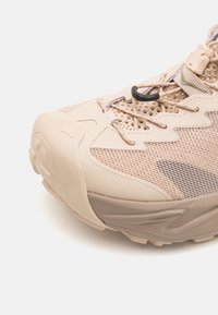 HOKA HOPARA 2 - Pantofi drumeție - shifting sand/dune