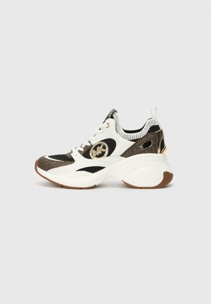 Sneaker chunky con tomaia a motivo nero e marrone, dettagli bianchi, hardware dorato e suola texturizzata. Presenta un colletto imbottito e un design con lacci.