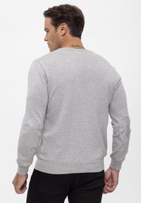 Felix Hardy BASIC V NECK ARM PATCH DETAIL - Trui - grey