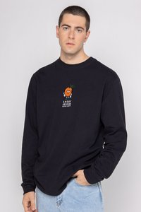 T-shirt nera a maniche lunghe in cotone con una grafica di un personaggio dei cartoni animati arancione sul petto, con collo rotondo e vestibilità comoda.