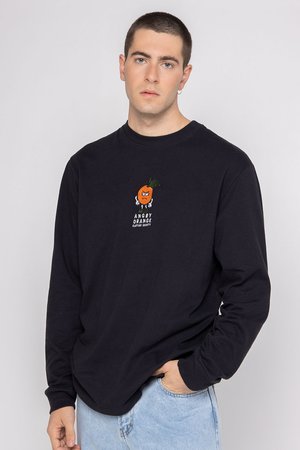 Camiseta negra de manga larga hecha de algodón con un gráfico de un personaje de cartoon en naranja en el pecho, con cuello redondo y corte relajado.