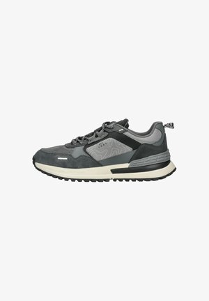 Zapatillas deportivas en gamuza gris y malla, con un diseño texturizado, acentos negros y un cuello acolchado, además de una suela blanca gruesa y un dibujo negro.