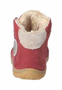 Červené kožené kotníkové boty s béžovou měkkou podšívkou, zaobleným podpatkem a kulatou logovou nášivkou na boku. Gumová podrážka s texturovaným gripem.