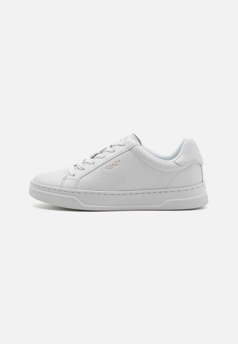 Weiße Leder-Sneaker mit glatter Textur, hellblauem Innenfutter und goldener Markenkennzeichnung. Sie verfügen über eine abgerundete Zehenpartie und ein Schnürdesign.