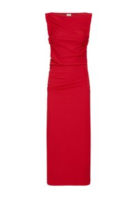 Vestido rojo sin mangas hasta el suelo con fruncidos en los costados y escote recto sobre un fondo blanco.