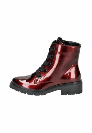 Glänzende rote Knöchelstiefel mit schwarzen Schnürsenkeln, klobigen Sohlen und rundem Zehenbereich. Sie zeichnen sich durch eine elegante, glatte Textur und einen minimalistischen Stil aus.