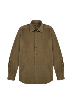 Camisa de pana verde oliva de manga larga con botones negros, cuello clásico y puños abotonados, exhibida sobre un fondo blanco.