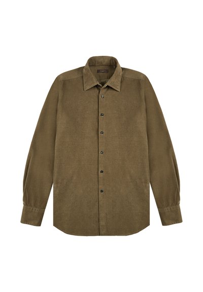 Camicia di velluto a coste verde oliva a maniche lunghe con bottoni neri, colletto classico e polsini con bottoni, esposta su sfondo bianco.