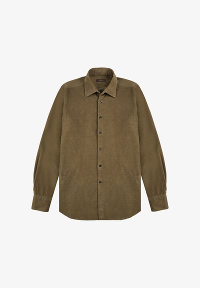 Camisa de pana verde oliva de manga larga con botones negros, cuello clásico y puños abotonados, exhibida sobre un fondo blanco.