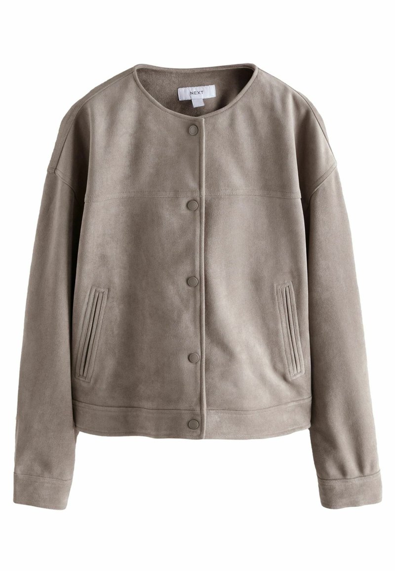 Taupe, faux suede jas met een ronde halslijn, knoopsluiting en zijzakken. Bevat gestikte details en een cropped silhouet.