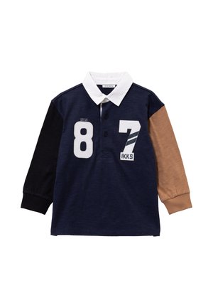 Camisa polo de manga larga en color navy con cuello blanco, números impresos (7 y 8) y mangas en bloques de color negro y beige.