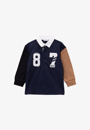Polo a maniche lunghe blu navy con colletto bianco, stampe con i numeri (7 e 8) e maniche color blocco in nero e beige.