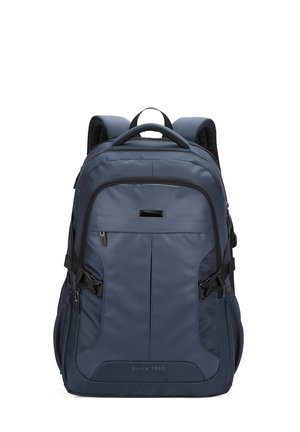 Donkerblauwe rugzak met meerdere compartimenten met rits, gevoerde verstelbare schouderbanden, zijdelingse compressiebanden en handgrepen aan de bovenkant.