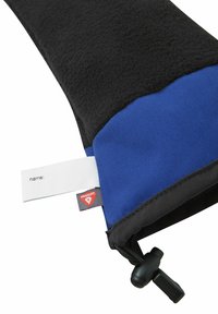 Izolowany rękaw w czarnym fleece, niebieskiej tkaninie, z białą etykietą na nazwisko i czerwonym logo Primaloft. Zawiera zamek błyskawiczny oraz zapięcie na suwak.