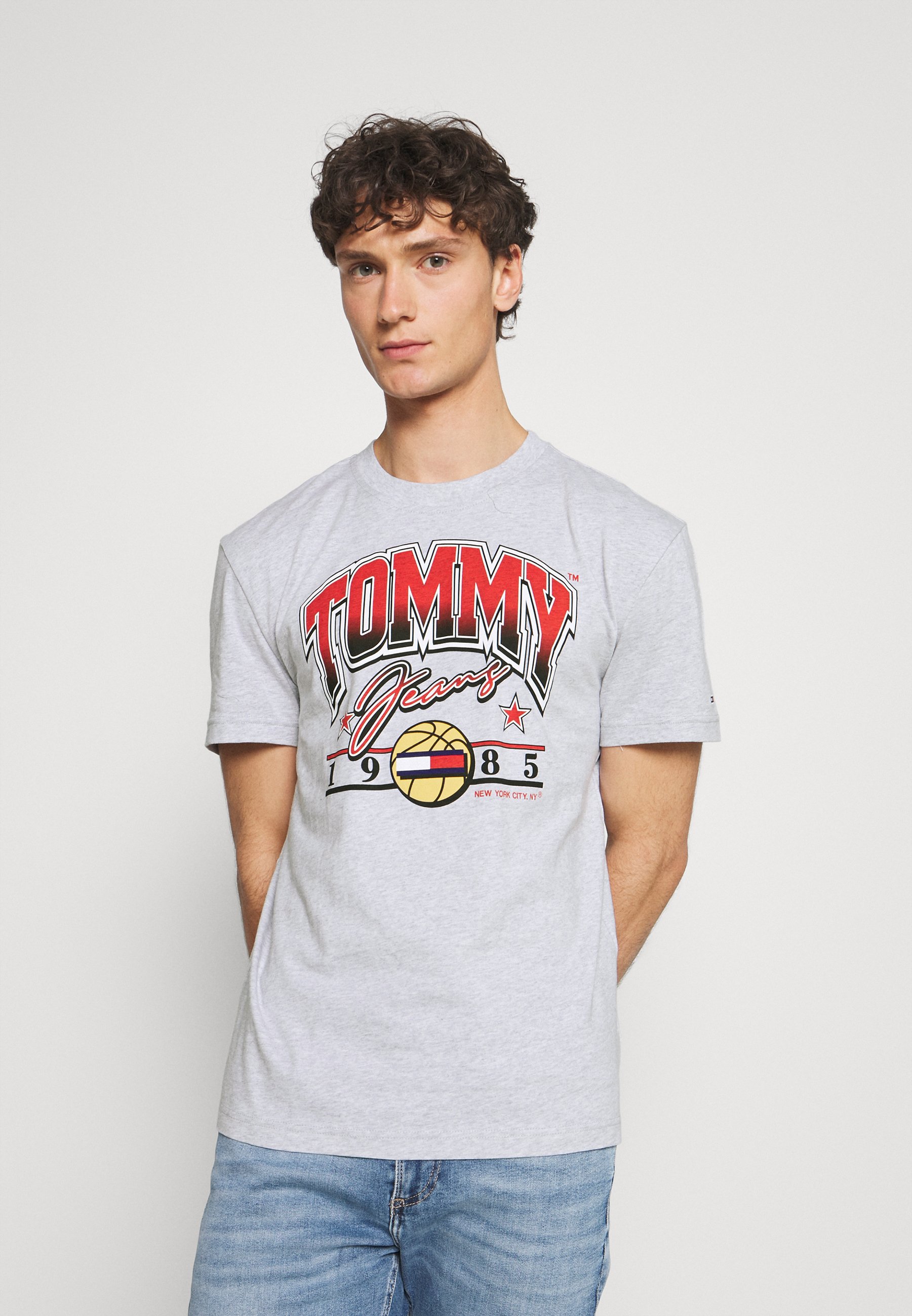 Tommy Jeans VARSITY BBALL GRAPHIC TEE 