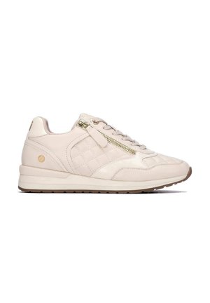 Zapatilla beige de caña baja con panel lateral acolchado, cierre de cordones en la parte delantera, cremallera lateral y suela gruesa de goma.