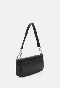 Czarna prostokątna torba na ramię z teksturą krokodyla, srebrnymi elementami i odczepianym paskiem na jednolitym białym tle.