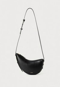 Crna kožna ramena torba zakrivljenog oblika, podesive naramenice i zlatni detalj s patentnim zatvaračem. Glatka tekstura i minimalistički dizajn.
