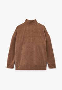 Brun fleece-pullover med høj krave, løs pasform, dropped shoulders og lange ærmer. Glat tekstur med minimale sømme og et rent design.