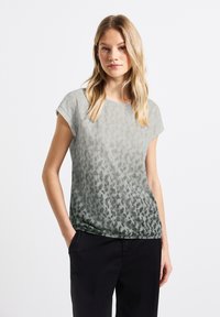 Haut gris à manches courtes avec un motif léopard subtil, affichant un dégradé allant du clair au foncé. Tissu doux, design décontracté.