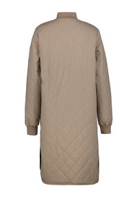 Lang beige quiltet frakke med et diamantmønster, ribbede manchetter og sideskår for nem bevægelse. Glat tekstur og letvægtsdesign.