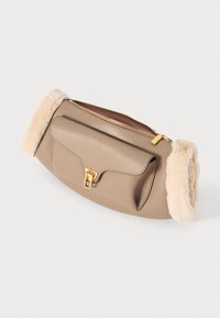 Borsa in pelle beige con forma curvata e bordo in morbida pelliccia sintetica color crema. Presenta una cerniera dorata e una tasca frontale con pattina e chiusura.