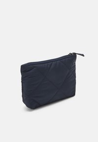 Bolsa retangular de tecido acolchoado em azul-marinho com fecho de correr, textura suave e padrão de costura diagonal.
