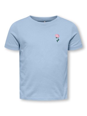 Morbida maglietta azzurra a maniche corte per bambino con un piccolo ricamo floreale rosa sul petto sinistro.