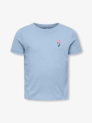 Morbida maglietta azzurra a maniche corte per bambino con un piccolo ricamo floreale rosa sul petto sinistro.