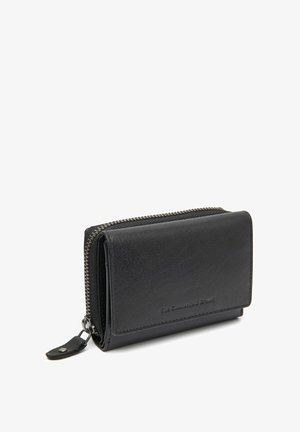 Schwarze Lederbörse mit strukturiertem Finish, Reißverschluss und einem Druckknopf-Detail. Mit einem prägten Logo auf der Vorderseite.