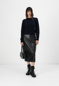 DRYKORN GENTIANA - Ozko oprijeto krilo - black