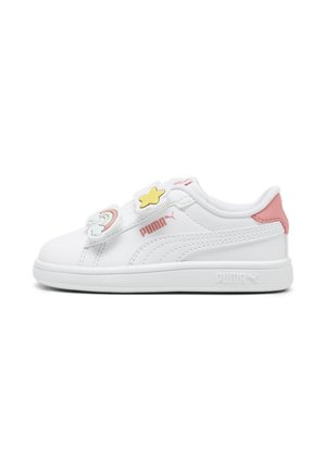 Baskets blanches Puma avec talon rose, bandes velcro avec décorations arc-en-ciel et étoiles, logo Puma sur le côté et la semelle.