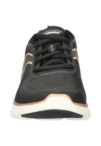 Scarpe sportive nere con tomaia in mesh traspirante, dettagli texturizzati, una suola bianca imbottita e accenti in oro rosa.