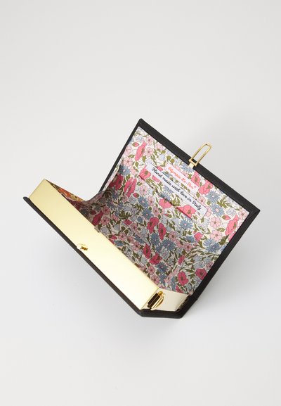 Portefeuille noir avec quincaillerie dorée, présentant un intérieur à motif floral en rose et bleu. Fermeture à fermoir, finition extérieure lisse.
