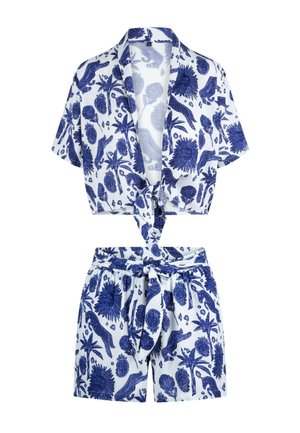 Kurzärmeliges Crop-Top mit Knopfleiste und hoch taillierten Shorts im Set, bedruckt mit blauem Animal- und Blumenmuster auf weißem Stoff, mit vorderen Bindendetails.
