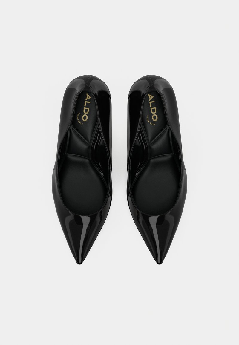 Schwarze Lackleder-Ballerinas mit spitzer Zehenform und glatter Textur, ausgestattet mit einem gepolsterten Innenfutter und goldener Markierung auf den Innensohlen.