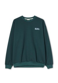 Musta vihreä pitkähihainen crewneck-sweatshirt, jossa on ribbaatut hihat ja helma. Vasemmassa rinnassa on pieni valkoinen "KAO."-teksti.