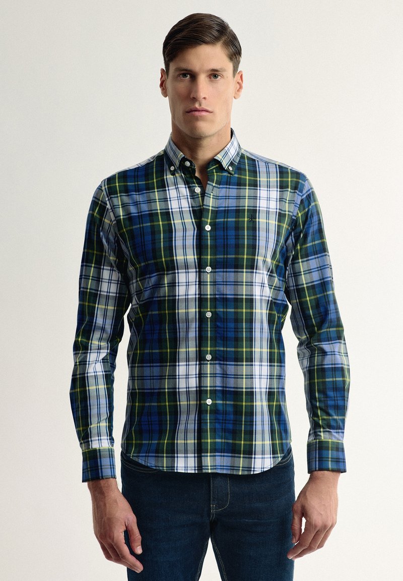 Camisa abotonada con un patrón de cuadros en azul, verde y blanco. Fabricada en algodón, con mangas largas y un diseño de cuello tradicional.